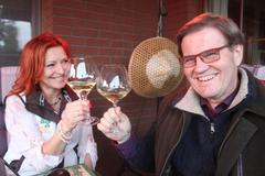 Zdeněk Škromach si připíjí se svou manželkou Michaleou