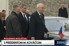 Zemanův pozdní příjezd na pohřeb nás rozčiluje, u Schwarzenberga by to byl punk