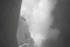 Snímek z paluby lodi USS Nitze. Střela s plochou dráhou letu Tomahawk letí směrem k Jemenu.