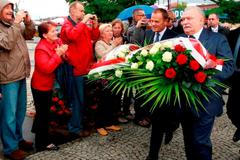 Lech Walesa pokládá věnec - výročí založení Solidarity