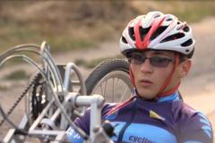 Postižený cyklista přejel na tříkolce Evropu a dosáhl vysněného Atlantiku