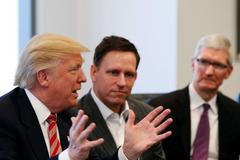 Donald Trump Peter Thiel Tim Cook setkání s kapitány technologických firem v Trump Tower