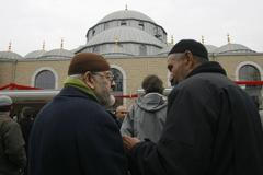 Dva muslimové přihlížejí otevření nové mešity v Duisburgu, která je nějvští v Německu