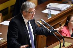 Ministr zdravotnictví Miloslav Ludvík hovoří k poslancům.