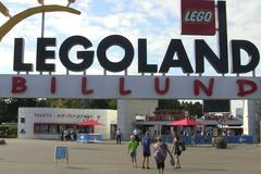 Pohlednice z místa, kde je lego doma. I hranolky vypadají jako dílky stavebnice