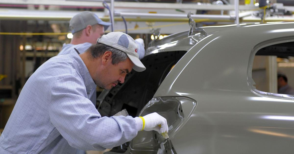 Český průmysl se rozjíždí pomalu, meziročně zpomaluje a zaměstnanců ubývá