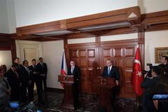 Ministr zahraničí Lubomír Zaorálek se svým tureckým protějškem Mevlütem Çavuşoğluem.