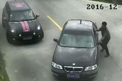 Řidič zařadil zpátečku a omylem sešlápl plyn. Auto sletělo do řeky