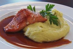 Restaurace Loreta Golf Club láká na lososa s wasabi