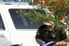 Waco, Texas. Policie "čistí" prostor před bistrem, kde se strhla přestřelka mezi motorkářskými gangy