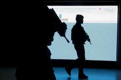 Francouzští vojáci hlídkují na letišti v Paříži.