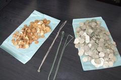 V pokladu bylo nalezeno 351 zlatých mincí, 417 stříbrných a několik stříbrných šperků.