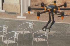 Nejšikovnější dron vůbec? Stroj uchopí a přenese židli. Pracuje i s vypínačem