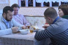 Restaurace v sovětském stylu přitahuje hosty. Dostanou i pelmeně v hliníkové misce