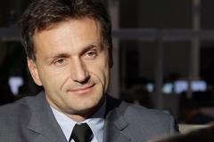 Létáme s novorozenci v inkubátoru, kteří bojují o život, i boháči za zábavou, říká pilot Santus