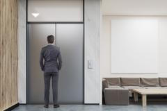 Někdy sousedům může připadat, že se ve výtahu chováte jako blázen