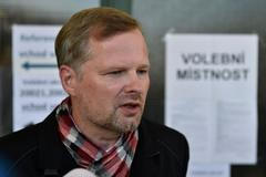 Na delší vlasy láká voliče šéf ODS Petr Fiala.