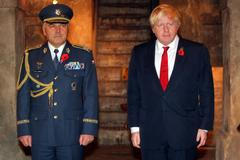 Boris Johnson v kryptě klade věnec