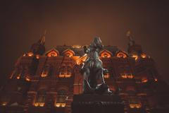 Noční Rudé náměstí v Moskvě s pomníkem maršála Žukova