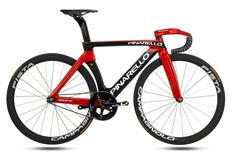 Moderní dráhové kolo Pinarello.