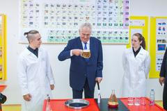 Galerie: Zeman neproměnil vodu ve víno, ale v pivo. Kandidáti SPO pak rozdávali jeho podepsané fotky