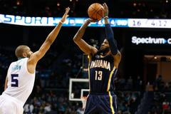 Paul George zakopl míč a trefil fanynku