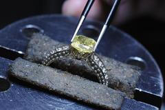 prsten, osazování kameny, barevný diamant, drahokam, šperkař, pinzeta