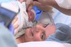 Holčička se narodila dvakrát. Poprvé ji vyjmuli z dělohy kvůli odstranění nádoru