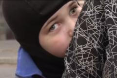 Mina ukrytá na poli zabila malým bratrům otce. Matka jim to už víc než rok tají