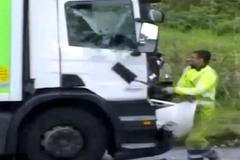 Kamera zachytila brutální útok řidiče náklaďáku. Nacouval na kamion a použil lopatu
