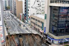 Amatér nahrál propad čtyřproudé křižovatky, po kterém vznikla obrovská díra