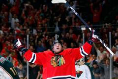 Marián Hossa slaví gól v play off NHL 2013