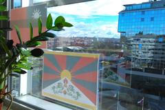 Tibetská vlajka v okně
