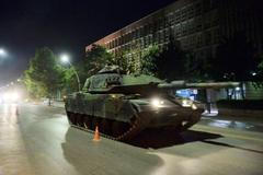 Tank turecké armády projíždí ulicí v Ankaře