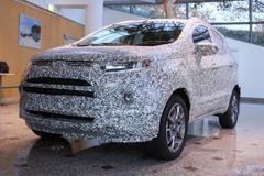 Ford EcoSport kamuflovaný levý předobok