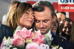 Zklamaný Norbert Hofer s manželkou Rakousko volby