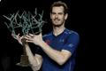 Andy Murray s pohárem za vítězství na turnaji v Paříži