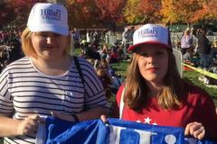 Hillary chce lidem pomáhat nahoru. Ondřej Houska natáčel s příznivci Clintonové