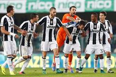 Fotbalisté Juventusu slaví vítězství nad Chievem Verona