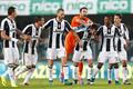 Fotbalisté Juventusu slaví vítězství nad Chievem Verona