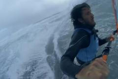 Jezdci na windsurfingu loví dokonalou bouři. Někteří z nich se jí dočkali