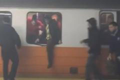 Panika v metru po závadě soupravy nenastala. Cestující spořádaně rozbíjeli okna