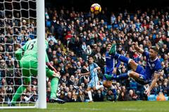 PL, Manchester City - Chelsea: Gary Cahill z Chelsea si dává vlastní gól