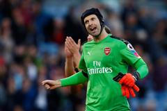 Video: Čech porazil spoluhráče Arsenalu ve fotbalových šipkách