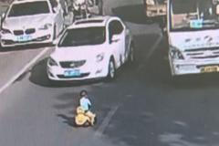 Dítě na odrážedle kličkovalo mezi protijedoucími auty. Zachránil ho až policista