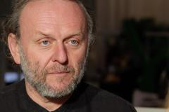 Lidi jsou vypatlaní, zmatení z reality. Někdo nás pořád pokutuje, tlačí exekuční party, říká Dušek