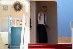 "Pojď už Bille", popoháněl netrpělivě prezident Obama Clintona do letadla