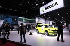 Stánek Škody na autosalonu v Paříži