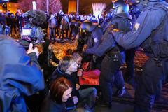 17. listopad 2016 - průvod extremistů z Letné k Betlémské kapli