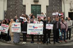 Muslimové v pražském katolickém chrámu